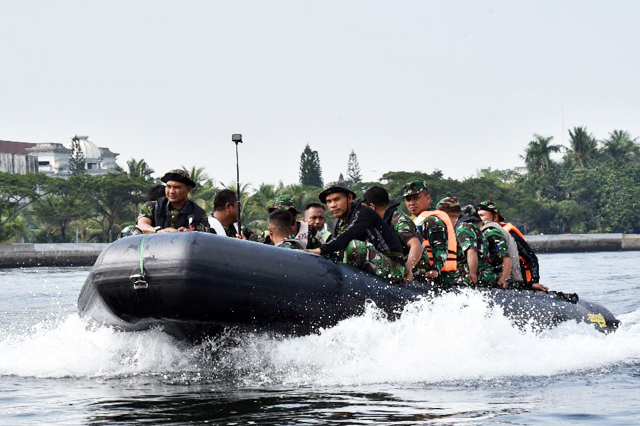 perahu karet militer